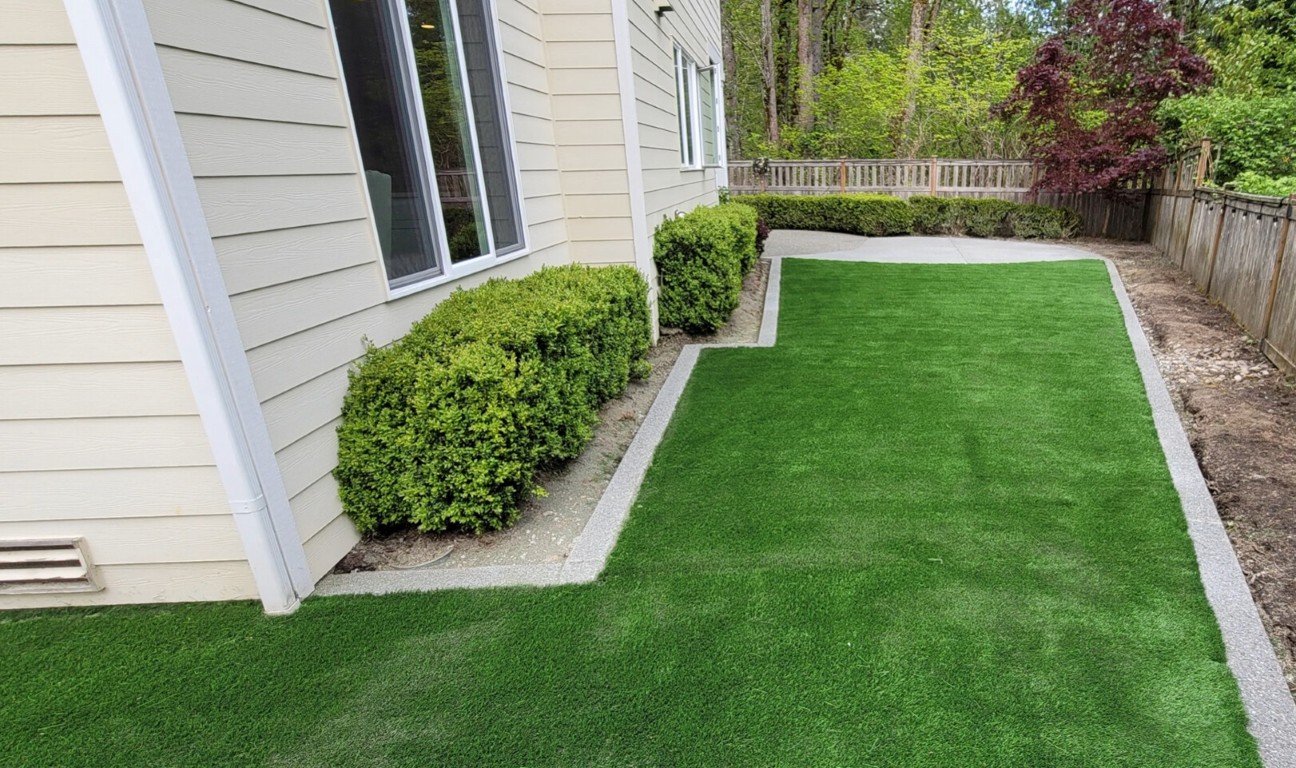 Professional artificial grass installation in Kissimmee, FL backyard